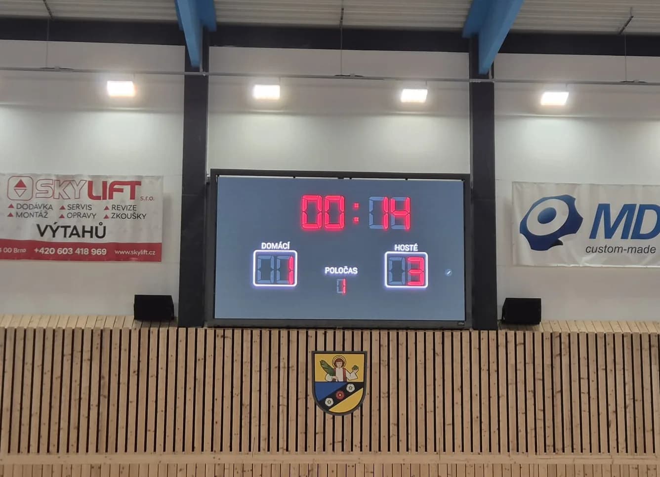 Výsledková tabule v provozu ve sportovní hale